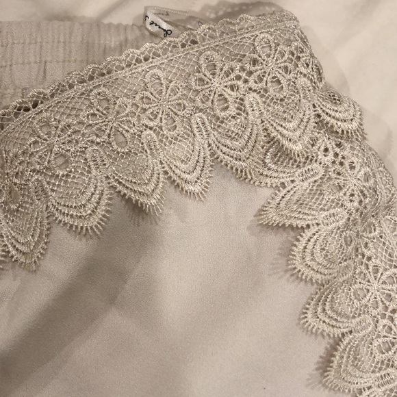 Sweet Journey Cream Shorts size Medium - Picture 4 of 6